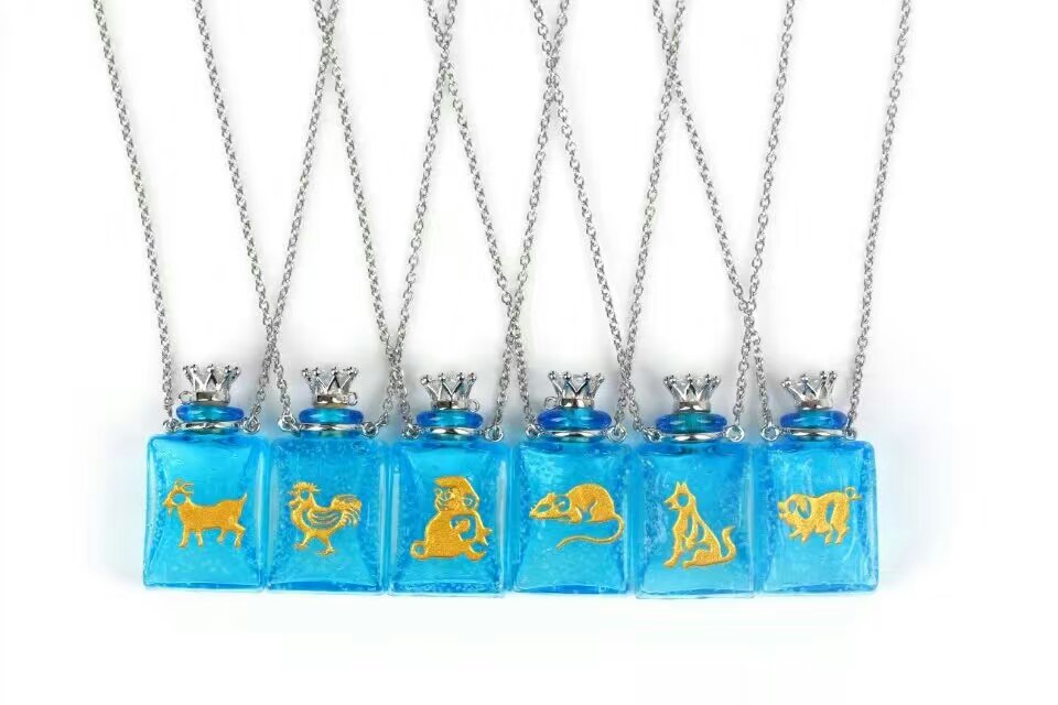 Wholesale skye blue color twelve animal bottle essencial oil necklace