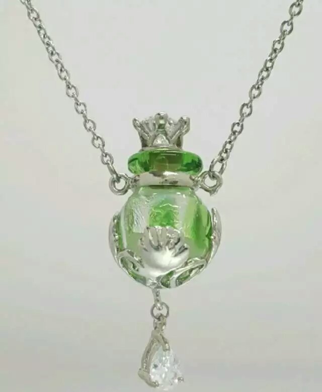 Wholesale crown lid metal flower pendant with essencial oil diffuser green bottle necklace
