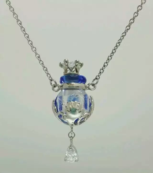 Wholesale crown lid metal flower pendant with essencial oil diffuser blue bottle necklace