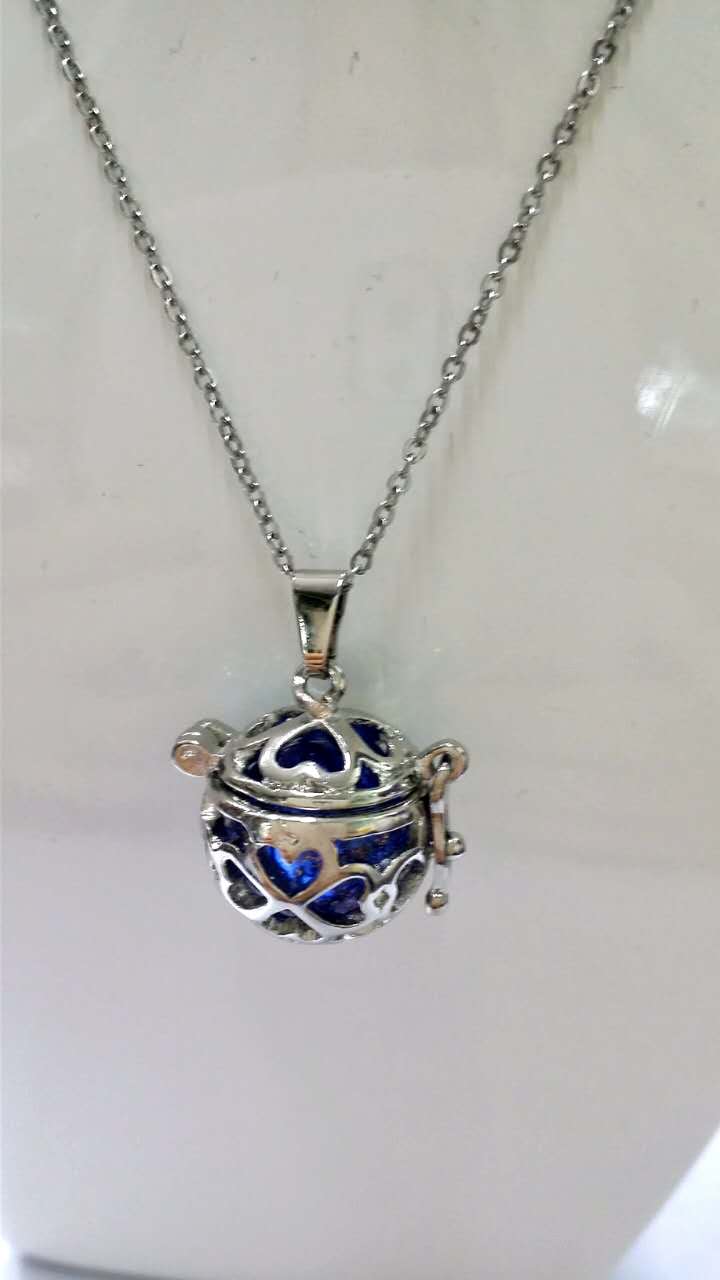 Leaf openwork diffuser pendants and aromatherapy jewelry diffusers with natural lava stone or perfume bottle