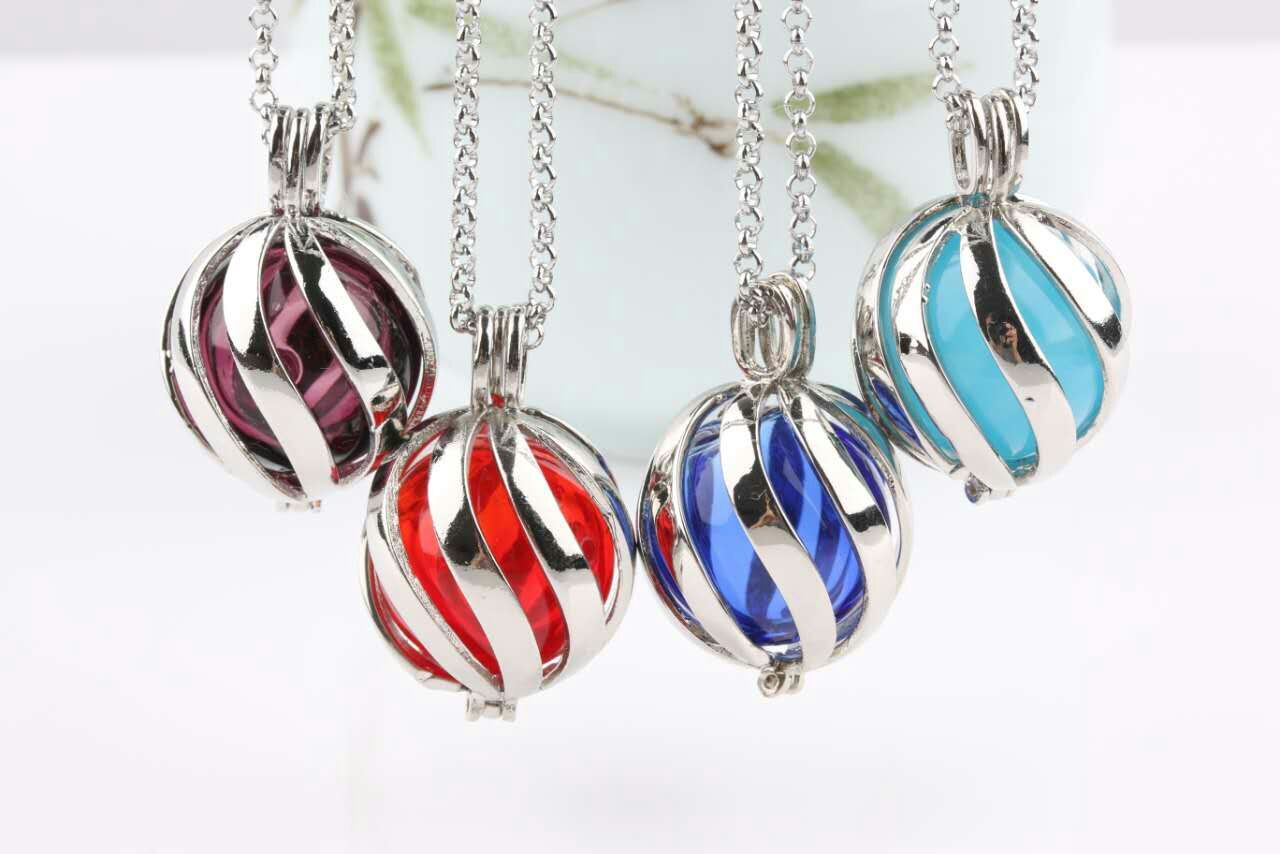 Wholesale new style twist shape essential oil bottle diffuser necklace