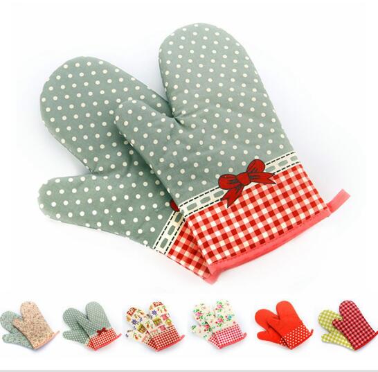 Promotional lovely with dot cotton material heat insulation glove